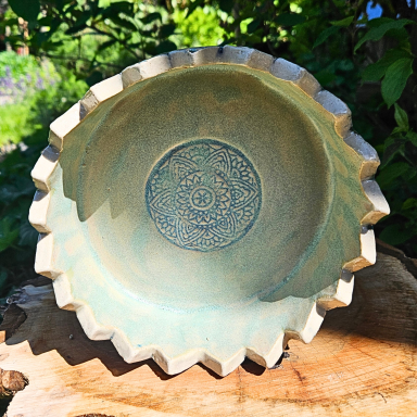 Schöne, blaue Schale mit gewelltem Rand und kunstvollem, blauen Muster im Inneren.