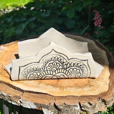 Kunstvoll gestalteter Serviettenhalter aus Keramik in Naturtönen mit schwarzem Stempelmotiv