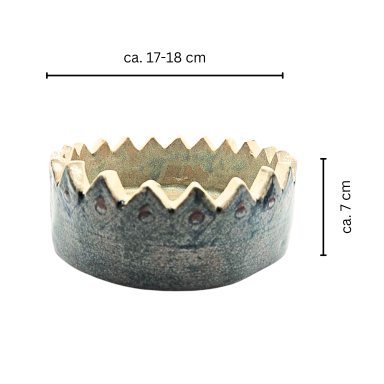 Silberner, gewellter Ring mit Zahnkrone, Durchmesser ca. 17-18 cm, Höhe ca. 7 cm.