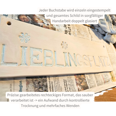 Buchstabenschild mit dem Text "LIEBLINGSPLATZ", sorgfältig mit dem Pinsel glasiert und bearbeitet.