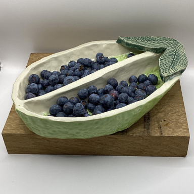 Servierschale aus Keramik befüllt mit Heidelbeeren