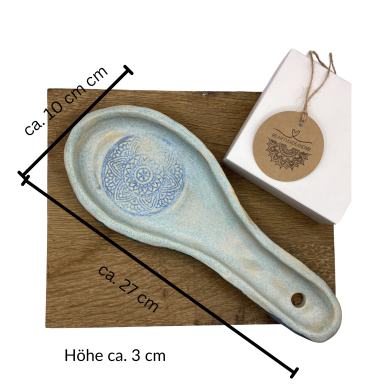 Blauer Kochlöffelhalter aus Keramik mit den Maßen ca. 27x10x3 cm auf einem Holzbrett mit Schild Heartmade4home