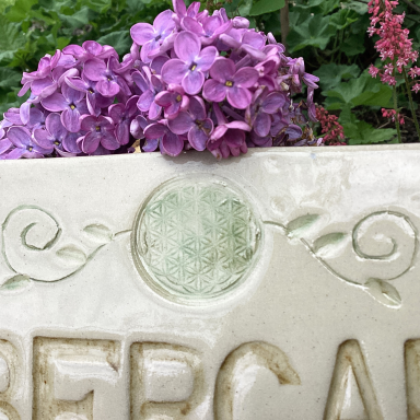Nahansicht Blume des Lebens auf einem Zaubergarten Schild