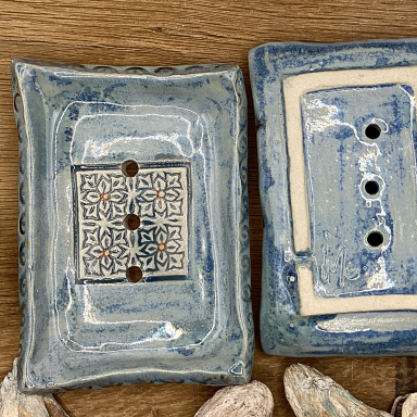 Zwei blaue Keramik Seifenschalen mit geometrischem Muster und drei Löchern.