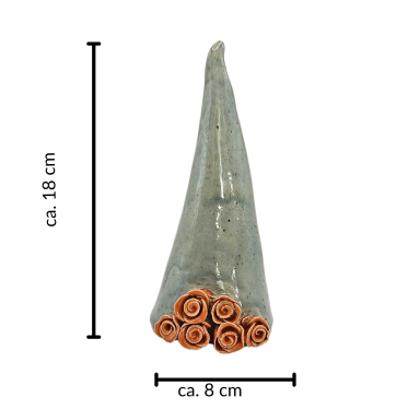 Grüne skulpturale Form mit Röschen an der Basis, Höhe ca. 18 cm, Breite ca. 8 cm.