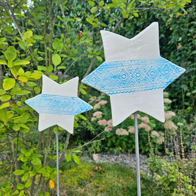 Gartenstecker Stern mit 6 Zacken, blaues Häkelmuster