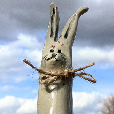 Kunstvoll handgemachter Osterhase für den Garten
