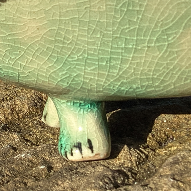 Grüner Seifenhalter mit ausgeprägter, strukturierter Oberfläche und einer kleinen Unregelmäßigkeit.