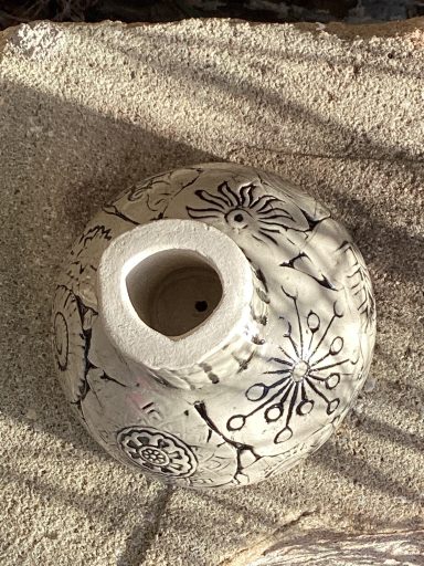 Keramische Vase mit blauen floralem Muster auf hellem Untergrund.