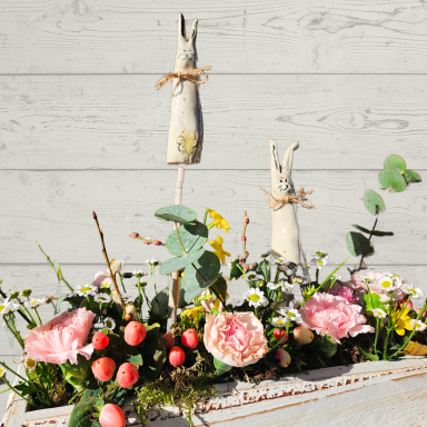 Kleine Osterhasen aus Keramik zum Stecken in den Blumenkübel