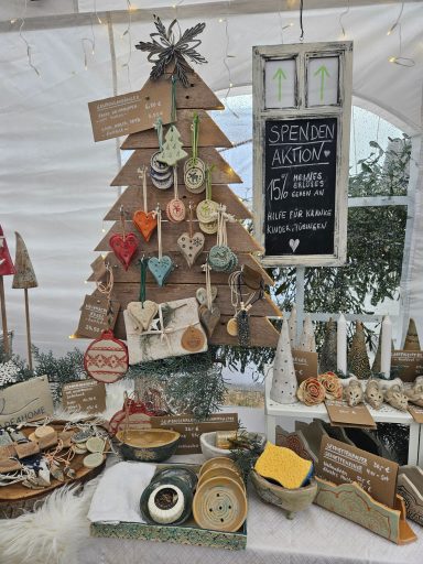 Ein dekorierter Weihnachtsbaum aus Holz mit handgemachten Ornamenten und Dekorationen.