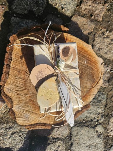 Ein Paket mit Osterei Geschenkanhänger,hübsch mit einer Schnur dekoriert.