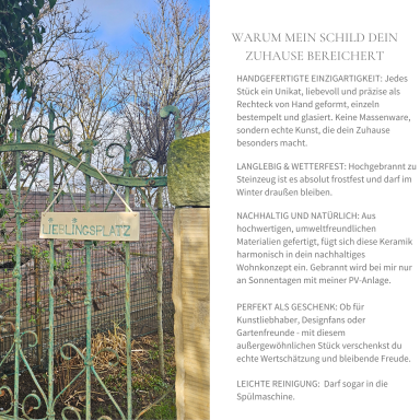 Ein Gartenschild mit der Schrift Lieblingsplatz hängt an einem Gartentor, dahinter eine Naturlandschaft.