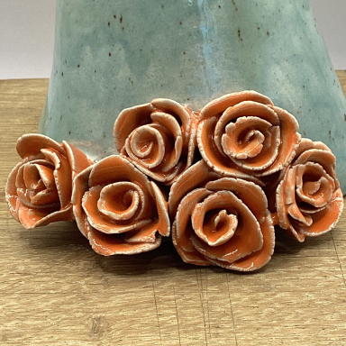 Nahaufnahme der 6 handgeformten Keramik Rosen
