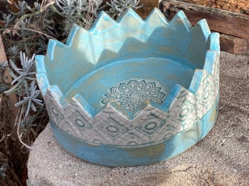Dekorative Schale in Blau mit gewelltem Rand und geprägtem Muster.